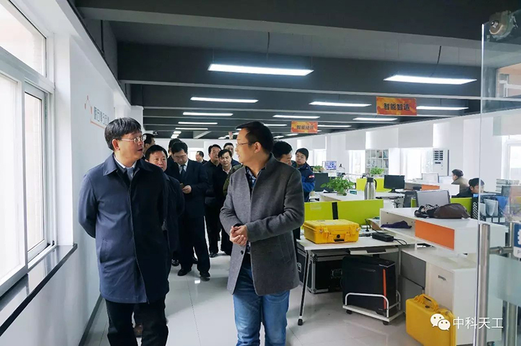 沙洋縣縣委書記率“四大家”領(lǐng)導(dǎo)蒞臨中科天工考察交流02.jpg 沙洋縣縣委書記率“四大家”領(lǐng)導(dǎo)蒞臨中科天工考察交流02.jpg