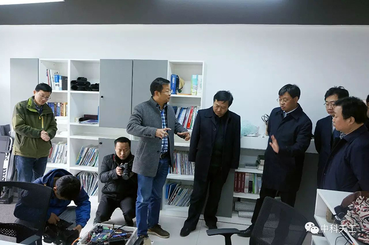 沙洋縣縣委書記率“四大家”領(lǐng)導(dǎo)蒞臨中科天工考察交流03.jpg 沙洋縣縣委書記率“四大家”領(lǐng)導(dǎo)蒞臨中科天工考察交流03.jpg