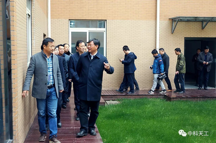 沙洋縣縣委書記率“四大家”領(lǐng)導(dǎo)蒞臨中科天工考察交流05.jpg 沙洋縣縣委書記率“四大家”領(lǐng)導(dǎo)蒞臨中科天工考察交流05.jpg